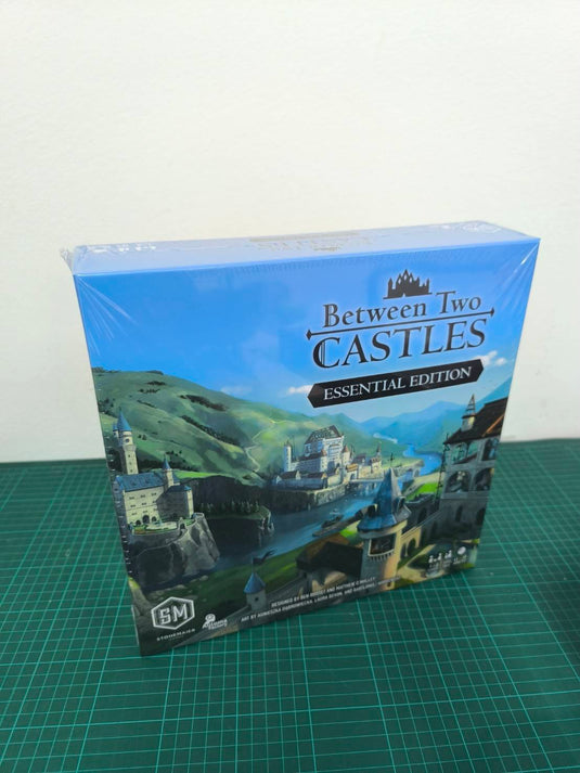 BETWEEN TWO CASTLES ESSENTIAL EN